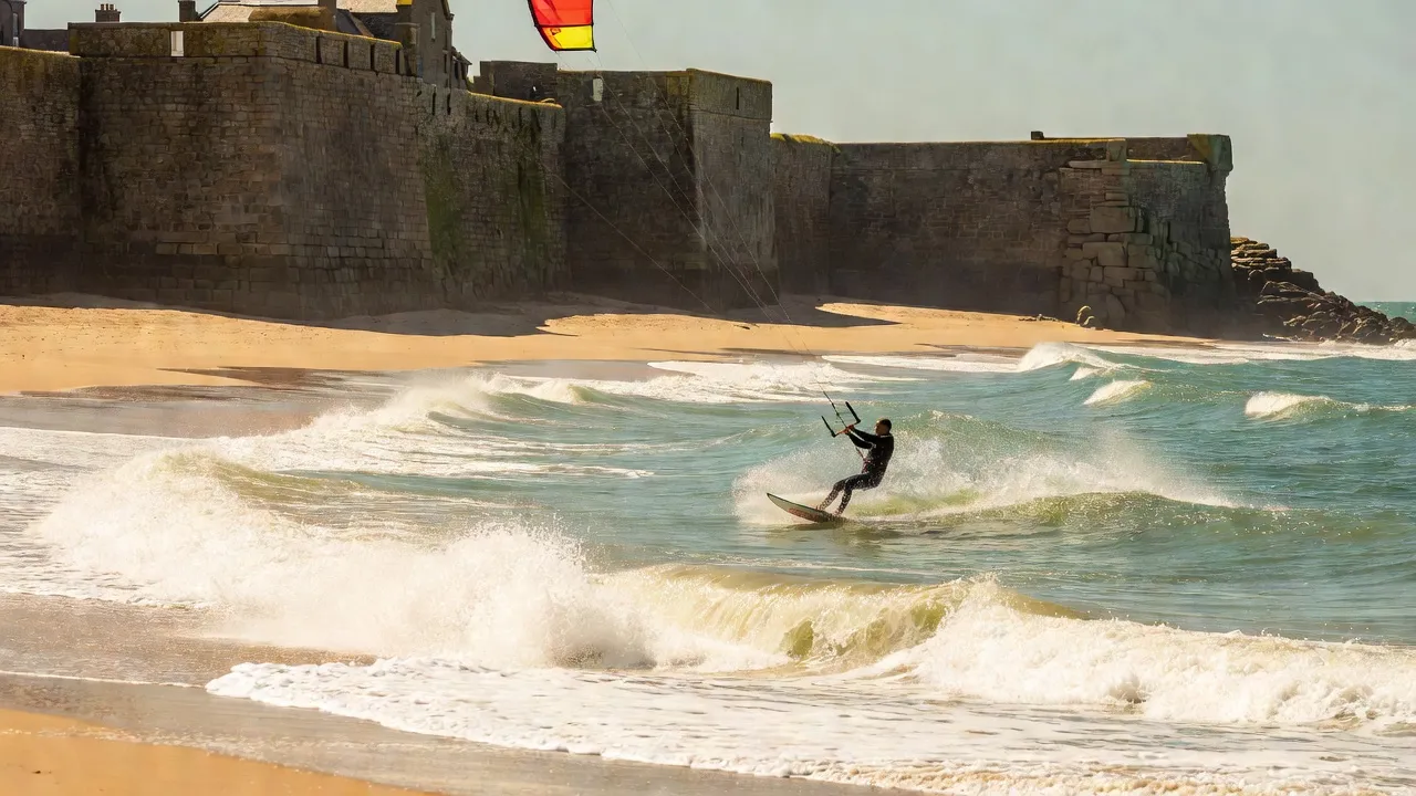 Kitesurf et glisse nautique sur la plage du Sillon à Saint-Malo